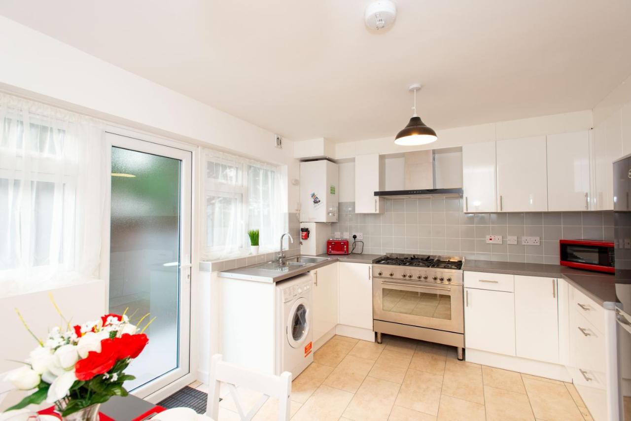 Stunning Four Bedroom House Close To Excel, O2 & With Free Parking Casa vacanze *