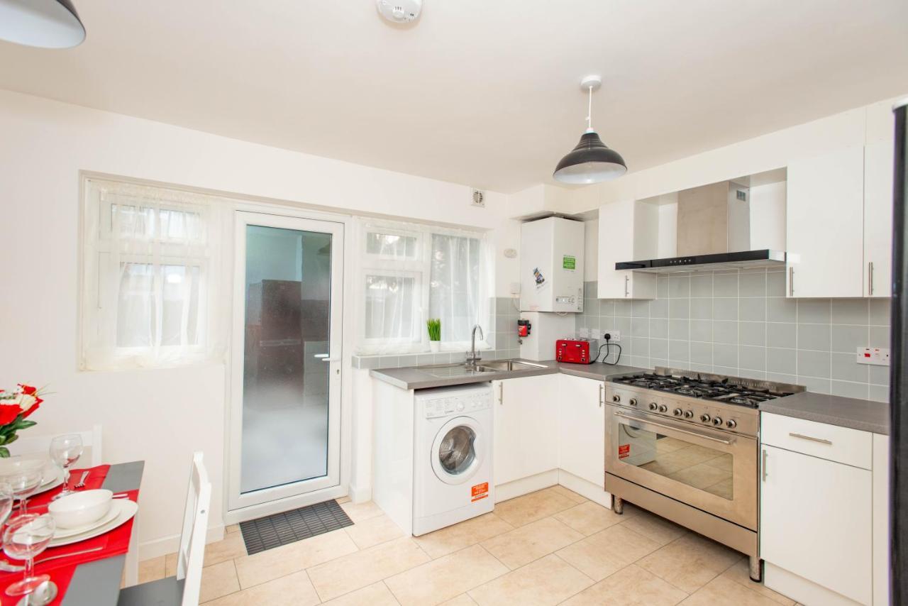 Stunning Four Bedroom House Close To Excel, O2 & With Free Parking * Londra