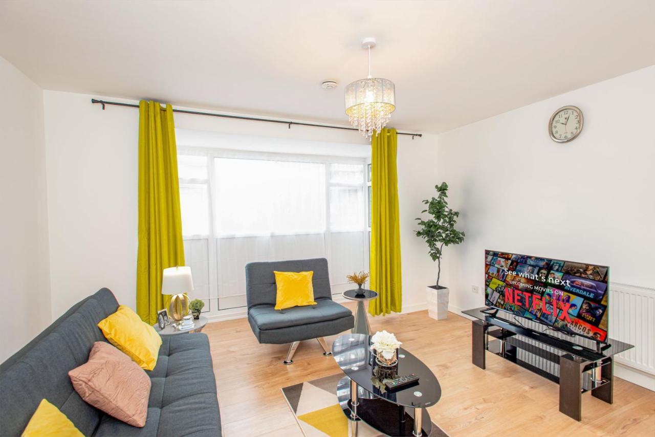 Stunning Four Bedroom House Close To Excel, O2 & With Free Parking Londra