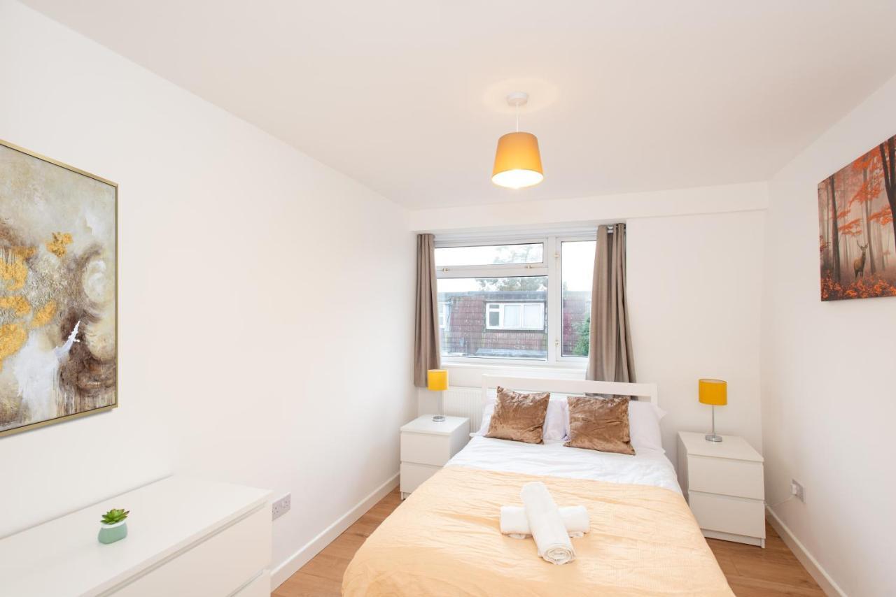 Stunning Four Bedroom House Close To Excel, O2 & With Free Parking Londra