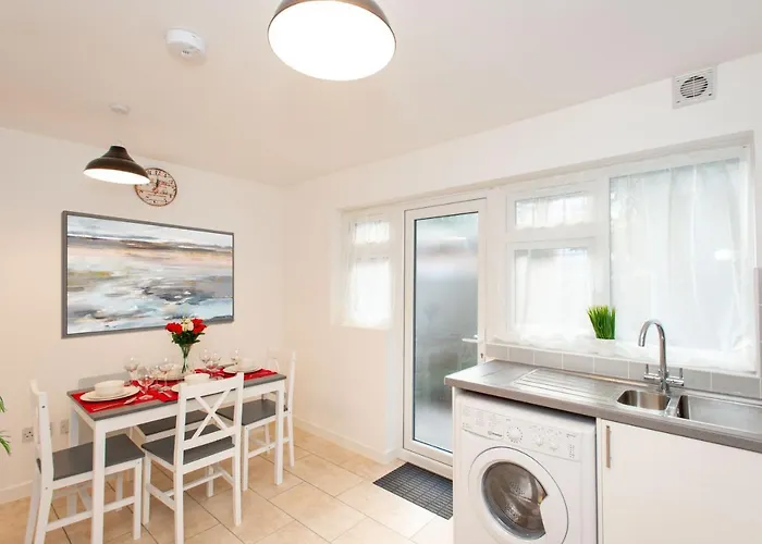 Stunning Four Bedroom House Close To Excel, O2 & Central London With Free Parking
