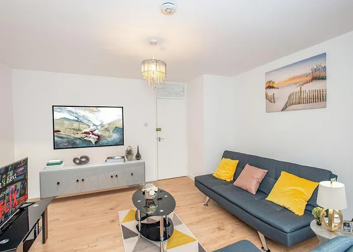 Stunning Four Bedroom House Close To Excel, O2 & Central London With Free Parking