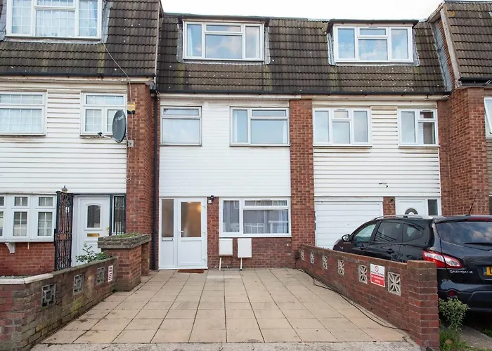 Stunning Four Bedroom House Close To Excel, O2 & Central London With Free Parking